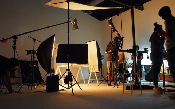 Ein Team von Fotografinnen und Fotografen in einem Fotostudio.